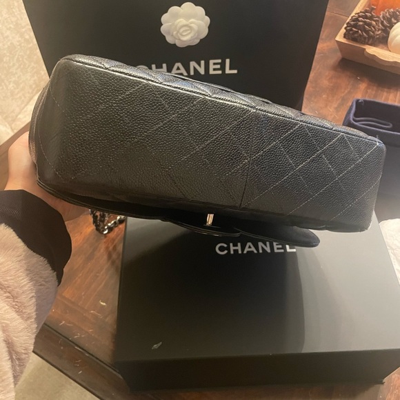 Caviar Jumbo Single Flap with Silver hardware - Picture 4 of 9